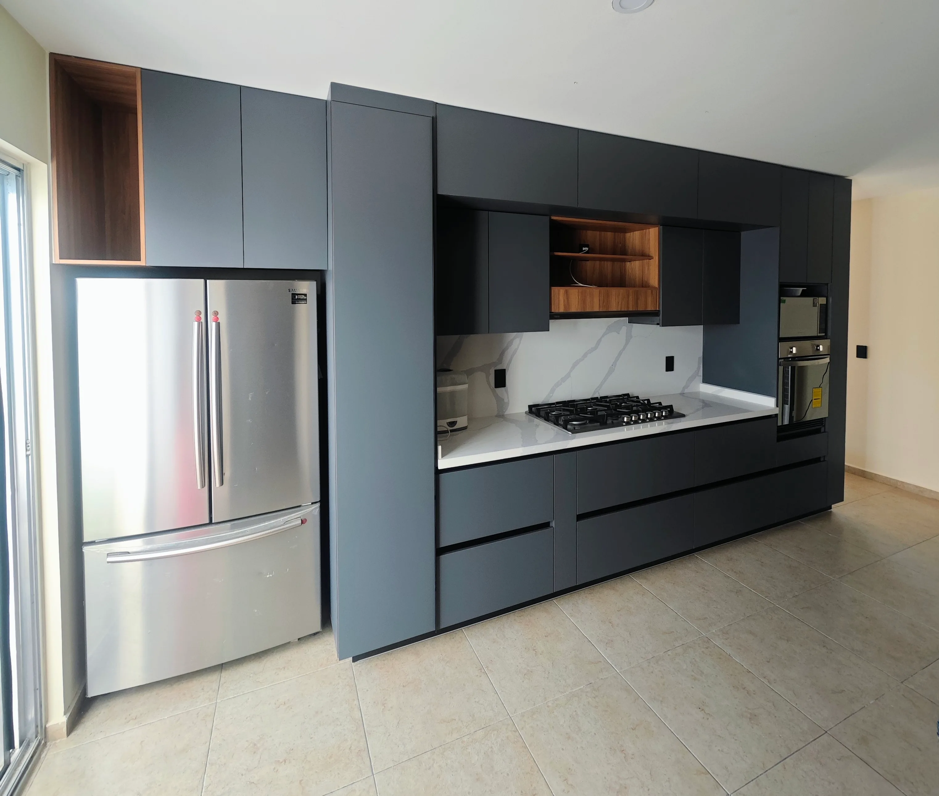 Cocina Olivewood con frentes grafito y nichos en madera