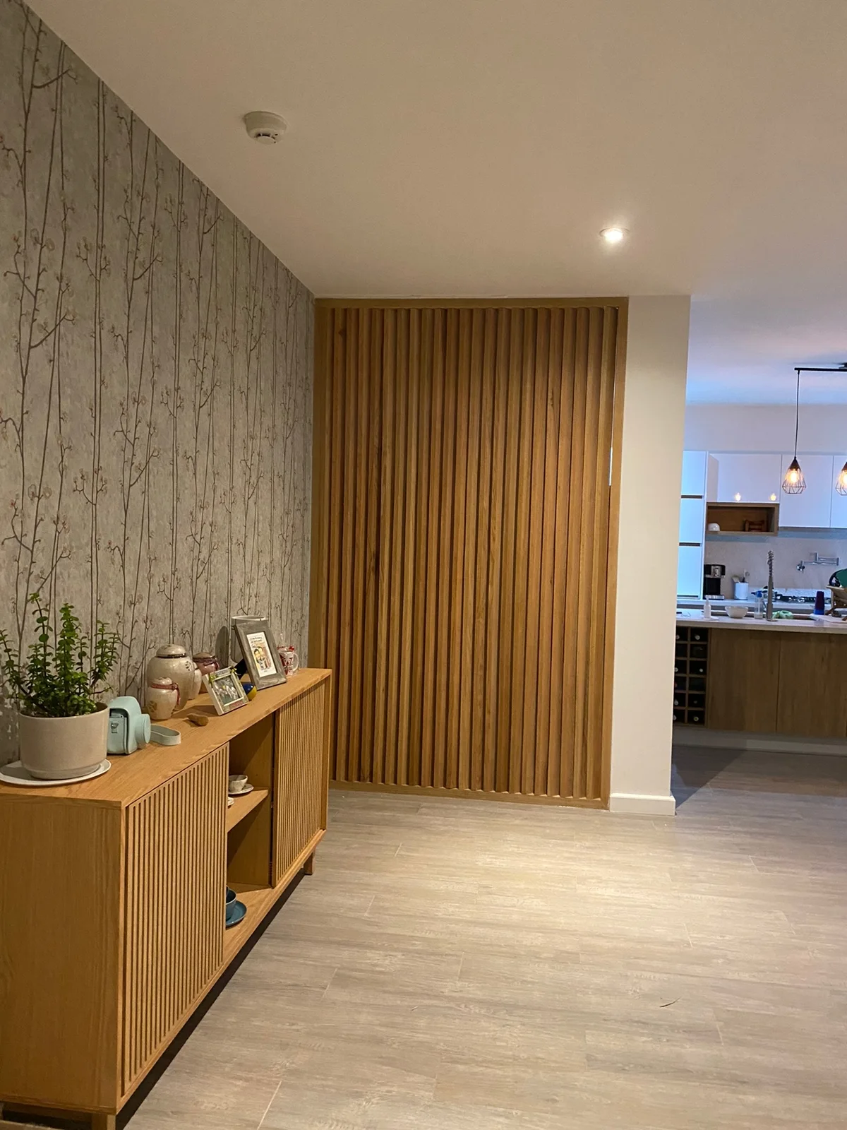 Lambrín y aparador de madera fabricados por Olivewood