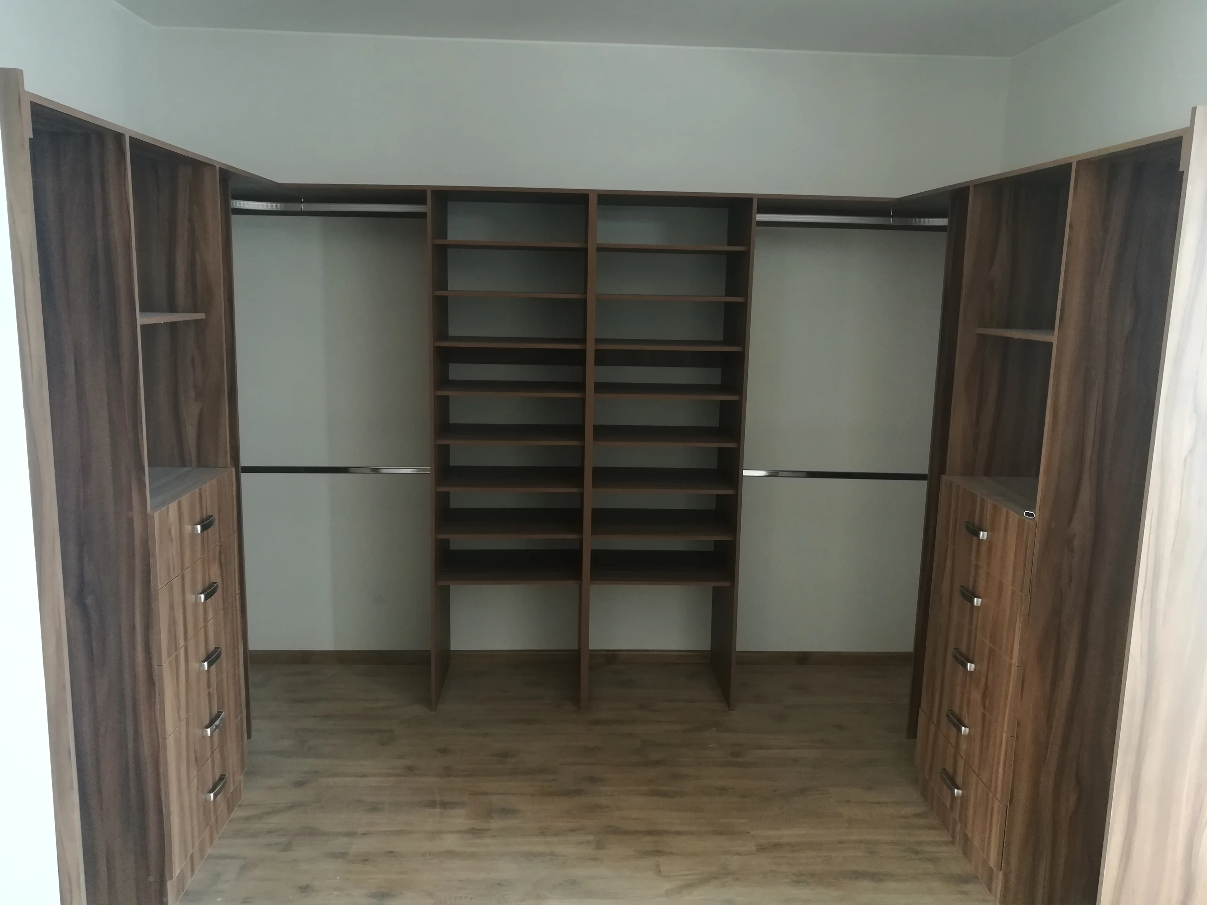 Vestidor Olivewood con cajones, entrepaños y barras a medida
